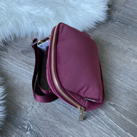 🍷LULULEMON Everywhere Belt Bag 1L Plush Wine Berry Velour With Gold Accents - Picture 3 of 6